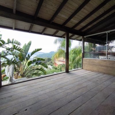 Casa Residencial com 270m², 2 quartos, 1 suíte, 2 garagens, no bairro Lagoa Da Conceição em Florianópolis