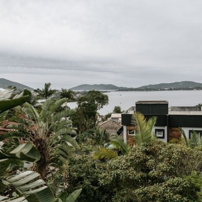 Casa Residencial com 270m², 2 quartos, 1 suíte, 2 garagens, no bairro Lagoa Da Conceição em Florianópolis