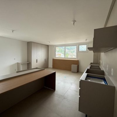 Studio Residencial com 50m², 1 quarto, 1 suíte, 1 garagem, no bairro Centro em Florianópolis