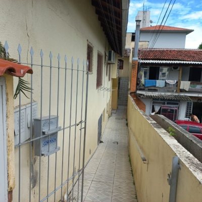 Casa Residencial com 98m², 12 quartos, 2 suítes, 1 garagem, no bairro Barreiros em São José