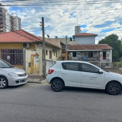 Casa Residencial com 98m², 12 quartos, 2 suítes, 1 garagem, no bairro Barreiros em São José
