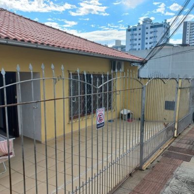Casa Residencial com 98m², 12 quartos, 2 suítes, 1 garagem, no bairro Barreiros em São José