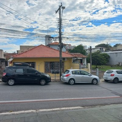 Casa Residencial com 98m², 12 quartos, 2 suítes, 1 garagem, no bairro Barreiros em São José