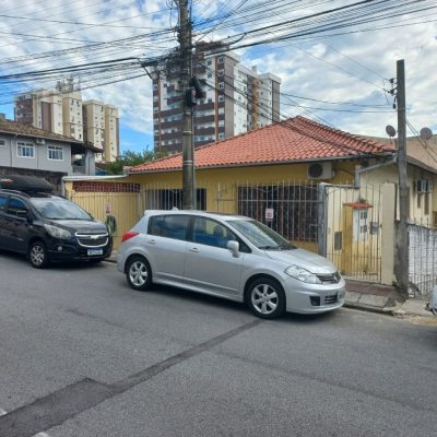 Casa Residencial com 98m², 12 quartos, 2 suítes, 1 garagem, no bairro Barreiros em São José