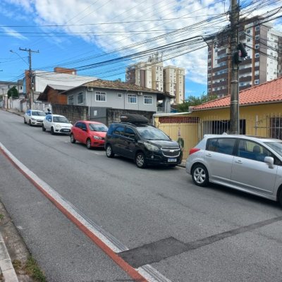 Casa Residencial com 98m², 12 quartos, 2 suítes, 1 garagem, no bairro Barreiros em São José