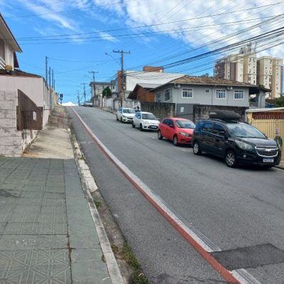 Casa Residencial com 98m², 12 quartos, 2 suítes, 1 garagem, no bairro Barreiros em São José
