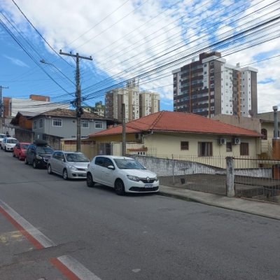 Casa Residencial com 98m², 12 quartos, 2 suítes, 1 garagem, no bairro Barreiros em São José