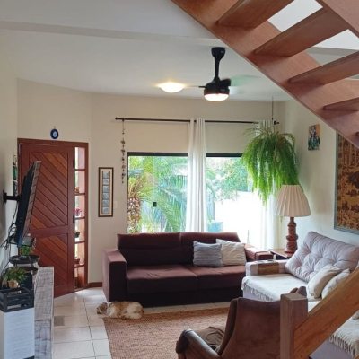 Casa Residencial com 218m², 5 quartos, 1 suíte, 2 garagens, no bairro Armação do Pantano do Sul em Florianópolis