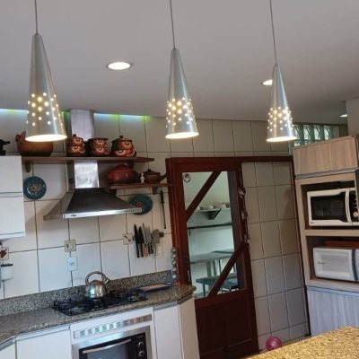 Casa Residencial com 218m², 5 quartos, 1 suíte, 2 garagens, no bairro Armação do Pantano do Sul em Florianópolis