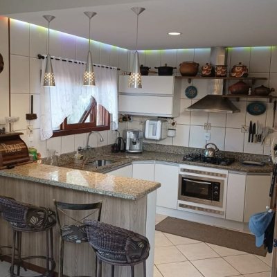 Casa Residencial com 218m², 5 quartos, 1 suíte, 2 garagens, no bairro Armação do Pantano do Sul em Florianópolis