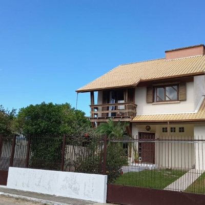 Casa Residencial com 218m², 5 quartos, 1 suíte, 2 garagens, no bairro Armação do Pantano do Sul em Florianópolis