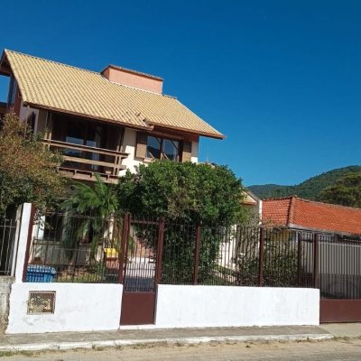 Casa Residencial com 218m², 5 quartos, 1 suíte, 2 garagens, no bairro Armação do Pantano do Sul em Florianópolis