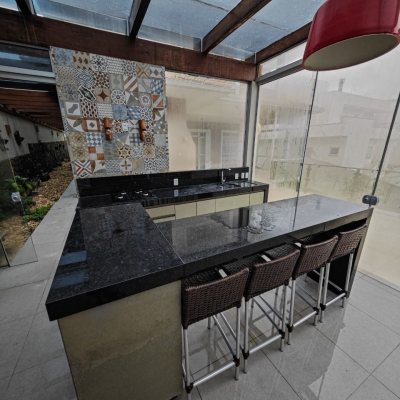 Casa em Condomínio com 298m², 4 quartos, 2 suítes, 2 garagens, no bairro Córrego Grande em Florianópolis