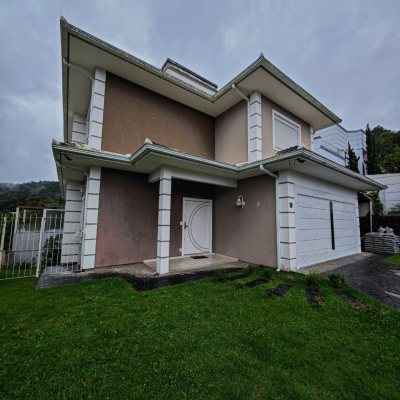 Casa em Condomínio com 298m², 4 quartos, 2 suítes, 2 garagens, no bairro Córrego Grande em Florianópolis