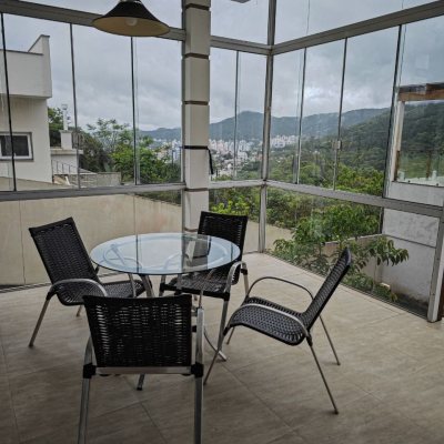 Casa em Condomínio com 298m², 4 quartos, 2 suítes, 2 garagens, no bairro Córrego Grande em Florianópolis