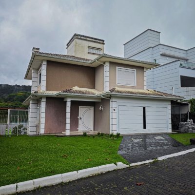 Casa em Condomínio com 298m², 4 quartos, 2 suítes, 2 garagens, no bairro Córrego Grande em Florianópolis