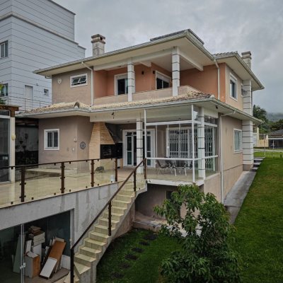 Casa em Condomínio com 298m², 4 quartos, 2 suítes, 2 garagens, no bairro Córrego Grande em Florianópolis