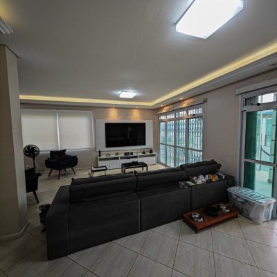 Casa em Condomínio com 298m², 4 quartos, 2 suítes, 2 garagens, no bairro Córrego Grande em Florianópolis