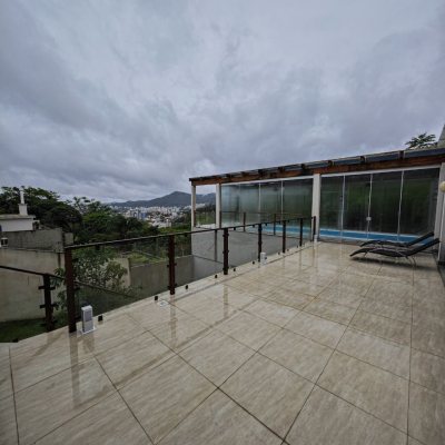 Casa em Condomínio com 298m², 4 quartos, 2 suítes, 2 garagens, no bairro Córrego Grande em Florianópolis