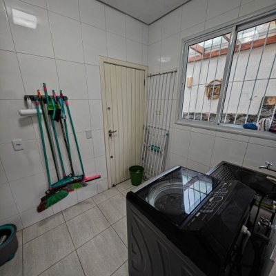 Casa em Condomínio com 298m², 4 quartos, 2 suítes, 2 garagens, no bairro Córrego Grande em Florianópolis