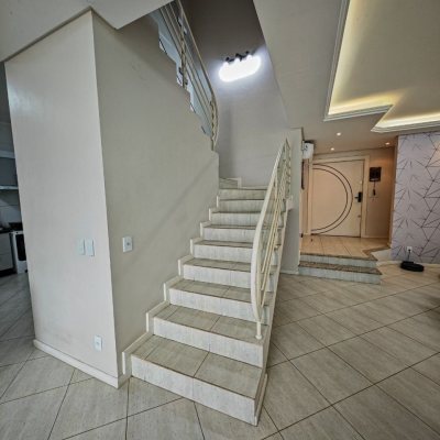 Casa em Condomínio com 298m², 4 quartos, 2 suítes, 2 garagens, no bairro Córrego Grande em Florianópolis