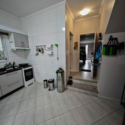 Casa em Condomínio com 298m², 4 quartos, 2 suítes, 2 garagens, no bairro Córrego Grande em Florianópolis