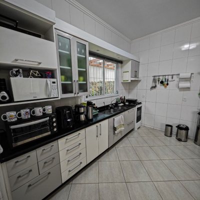 Casa em Condomínio com 298m², 4 quartos, 2 suítes, 2 garagens, no bairro Córrego Grande em Florianópolis