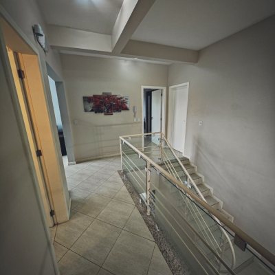 Casa em Condomínio com 298m², 4 quartos, 2 suítes, 2 garagens, no bairro Córrego Grande em Florianópolis