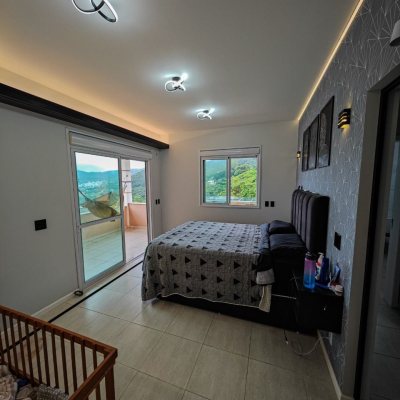 Casa em Condomínio com 298m², 4 quartos, 2 suítes, 2 garagens, no bairro Córrego Grande em Florianópolis