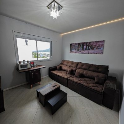 Casa em Condomínio com 298m², 4 quartos, 2 suítes, 2 garagens, no bairro Córrego Grande em Florianópolis