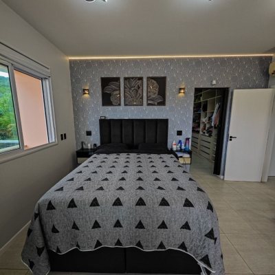 Casa em Condomínio com 298m², 4 quartos, 2 suítes, 2 garagens, no bairro Córrego Grande em Florianópolis