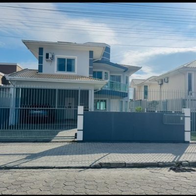 Casa Residencial com 250m², 4 quartos, 2 suítes, 4 garagens, no bairro Campeche em Florianópolis