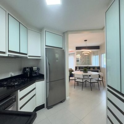 Casa Residencial com 250m², 4 quartos, 2 suítes, 4 garagens, no bairro Campeche em Florianópolis