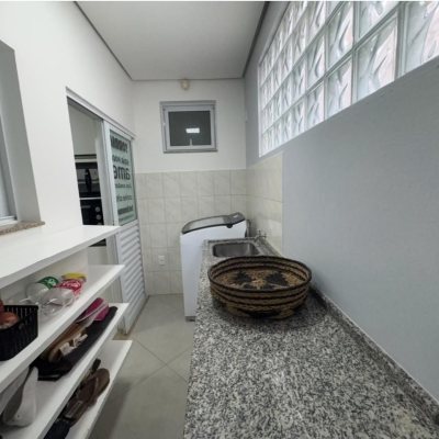 Casa Residencial com 250m², 4 quartos, 2 suítes, 4 garagens, no bairro Campeche em Florianópolis