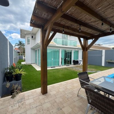 Casa Residencial com 250m², 4 quartos, 2 suítes, 4 garagens, no bairro Campeche em Florianópolis