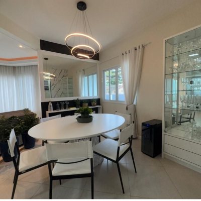 Casa Residencial com 250m², 4 quartos, 2 suítes, 4 garagens, no bairro Campeche em Florianópolis