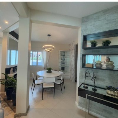 Casa Residencial com 250m², 4 quartos, 2 suítes, 4 garagens, no bairro Campeche em Florianópolis