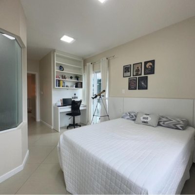 Casa Residencial com 250m², 4 quartos, 2 suítes, 4 garagens, no bairro Campeche em Florianópolis