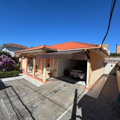 Casa Residencial com 235m², 3 quartos, 1 suíte, 2 garagens, no bairro Rio Tavares em Florianópolis