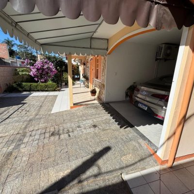 Casa Residencial com 235m², 3 quartos, 1 suíte, 2 garagens, no bairro Rio Tavares em Florianópolis