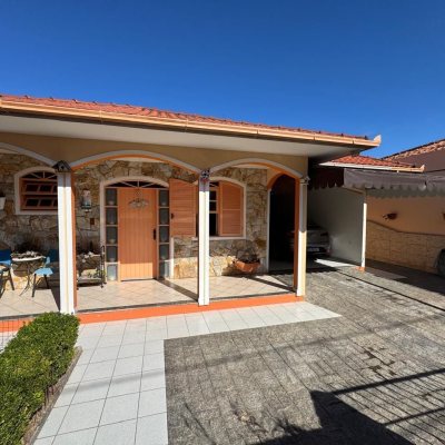 Casa Residencial com 235m², 3 quartos, 1 suíte, 2 garagens, no bairro Rio Tavares em Florianópolis