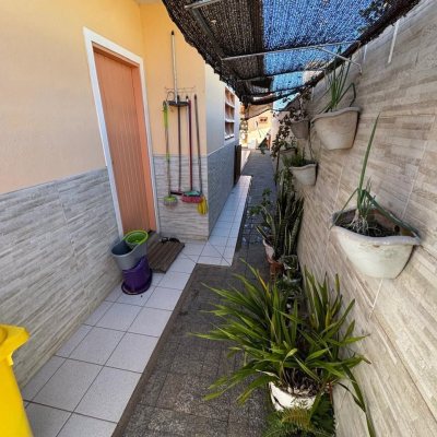 Casa Residencial com 235m², 3 quartos, 1 suíte, 2 garagens, no bairro Rio Tavares em Florianópolis