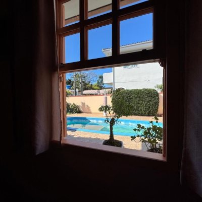 Casa Residencial com 235m², 3 quartos, 1 suíte, 2 garagens, no bairro Rio Tavares em Florianópolis