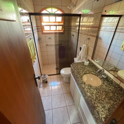 Casa Residencial com 235m², 3 quartos, 1 suíte, 2 garagens, no bairro Rio Tavares em Florianópolis