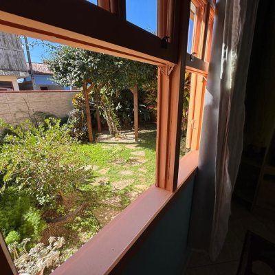 Casa Residencial com 235m², 3 quartos, 1 suíte, 2 garagens, no bairro Rio Tavares em Florianópolis