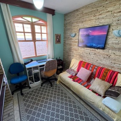 Casa Residencial com 235m², 3 quartos, 1 suíte, 2 garagens, no bairro Rio Tavares em Florianópolis