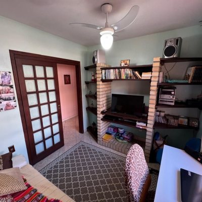 Casa Residencial com 235m², 3 quartos, 1 suíte, 2 garagens, no bairro Rio Tavares em Florianópolis