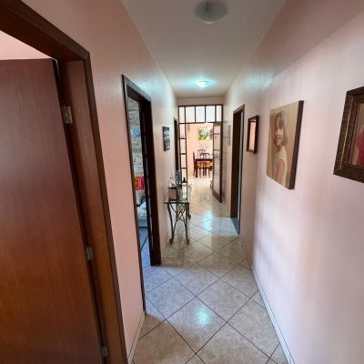 Casa Residencial com 235m², 3 quartos, 1 suíte, 2 garagens, no bairro Rio Tavares em Florianópolis