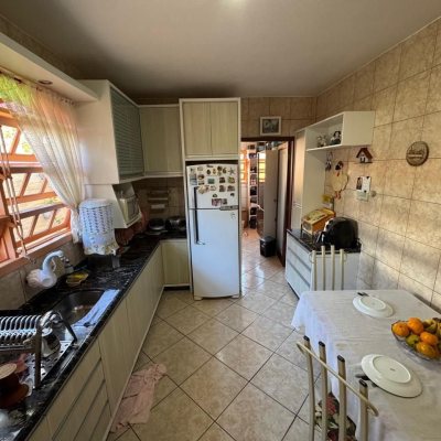 Casa Residencial com 235m², 3 quartos, 1 suíte, 2 garagens, no bairro Rio Tavares em Florianópolis