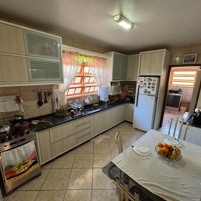 Casa Residencial com 235m², 3 quartos, 1 suíte, 2 garagens, no bairro Rio Tavares em Florianópolis